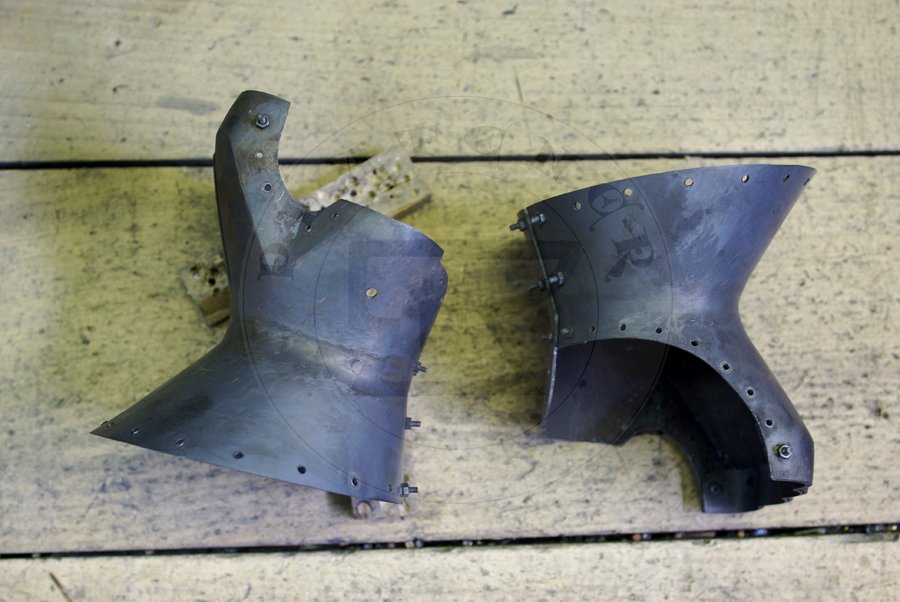 Rkawice klepsydrowe wykonane ze stali redniowglowej, druga poowa XIV wieku./Hourglass gauntlets made from medium carbon steel, second half of XIV c.
