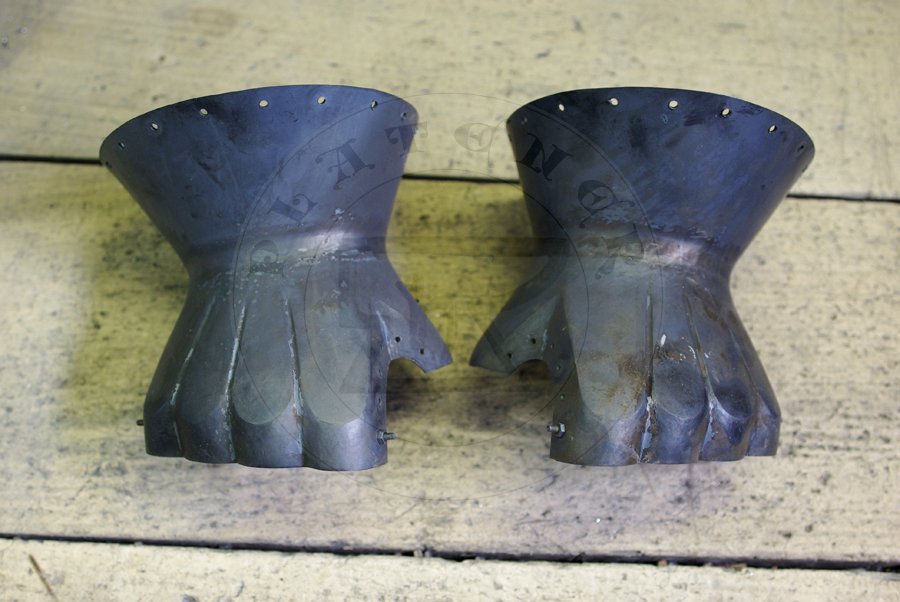 Rkawice klepsydrowe wykonane ze stali redniowglowej, druga poowa XIV wieku./Hourglass gauntlets made from medium carbon steel, second half of XIV c.