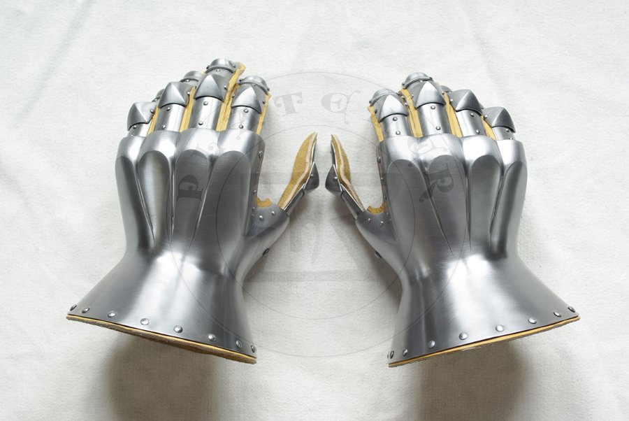 Rkawice klepsydrowe wykonane ze stali redniowglowej, druga poowa XIV wieku./Hourglass gauntlets made from medium carbon steel, second half of XIV c.