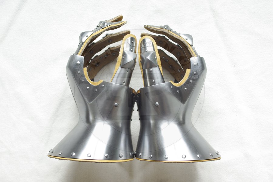 Rkawice klepsydrowe wykonane ze stali redniowglowej, druga poowa XIV wieku./Hourglass gauntlets made from medium carbon steel, second half of XIV c.