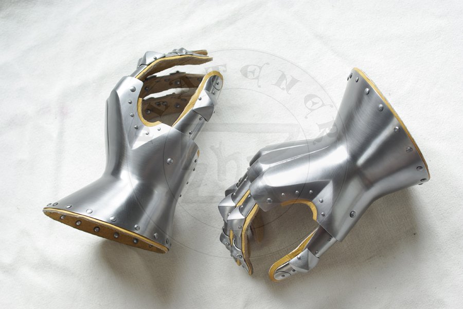 Rkawice klepsydrowe wykonane ze stali redniowglowej, druga poowa XIV wieku./Hourglass gauntlets made from medium carbon steel, second half of XIV c.