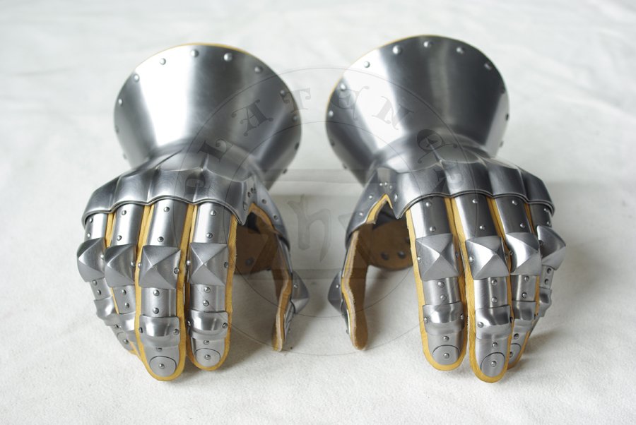 Rkawice klepsydrowe wykonane ze stali redniowglowej, druga poowa XIV wieku./Hourglass gauntlets made from medium carbon steel, second half of XIV c.
