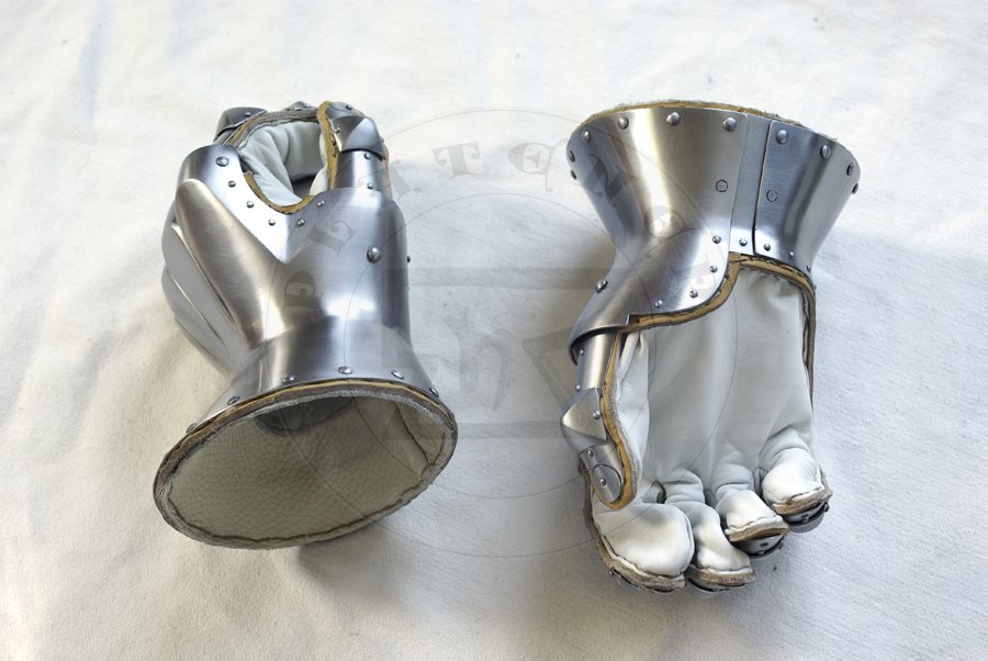 Rkawice klepsydrowe wykonane ze stali redniowglowej, druga poowa XIV wieku./Hourglass gauntlets made from medium carbon steel, second half of XIV c.