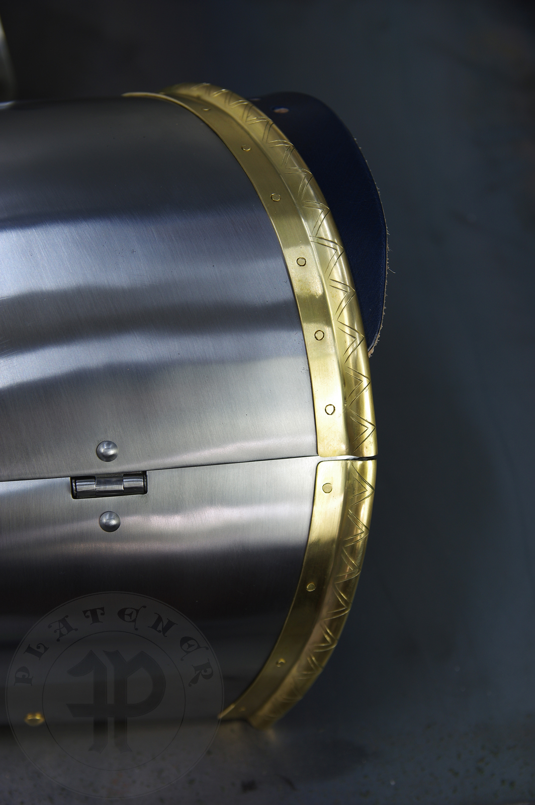 Late 14th/early 15th c. style full plate leg harness with brass decorations with a geometrical, hand filed pattern. Material: medium carbon and spring steel of various thickness: 1 mm; 1,2 mm and 1,5 mm; brass; vegetable tanned leather. Heat treatment: cuisses (thigh plates, lames, poleyns and demi-graves) heat hardened and tempered up to 42 HRC.