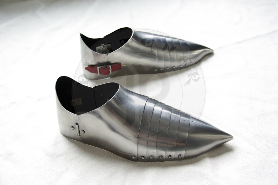 Pene bigwanty pytowe, pny XIV wiek - pocztek XV wieku. W caoci hartowanie i odpuszczane do 42 HRC./Complete leg harness, late XIV c. - begin of XV c. All heat hardened and tempered up to 42 HRC.