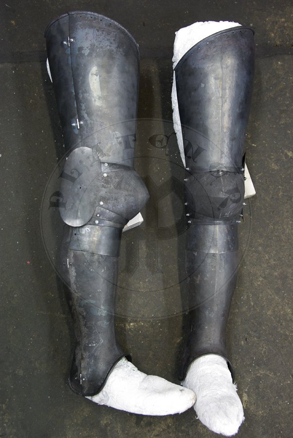 Pene bigwanty pytowe, pny XIV wiek - pocztek XV wieku. W caoci hartowanie i odpuszczane do 42 HRC./Complete leg harness, late XIV c. - begin of XV c. All heat hardened and tempered up to 42 HRC.