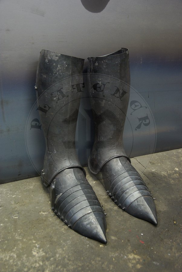 Pene bigwanty pytowe, pny XIV wiek - pocztek XV wieku. W caoci hartowanie i odpuszczane do 42 HRC./Complete leg harness, late XIV c. - begin of XV c. All heat hardened and tempered up to 42 HRC.