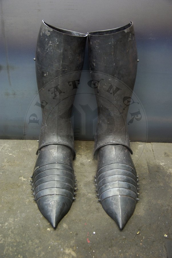 Pene bigwanty pytowe, pny XIV wiek - pocztek XV wieku. W caoci hartowanie i odpuszczane do 42 HRC./Complete leg harness, late XIV c. - begin of XV c. All heat hardened and tempered up to 42 HRC.