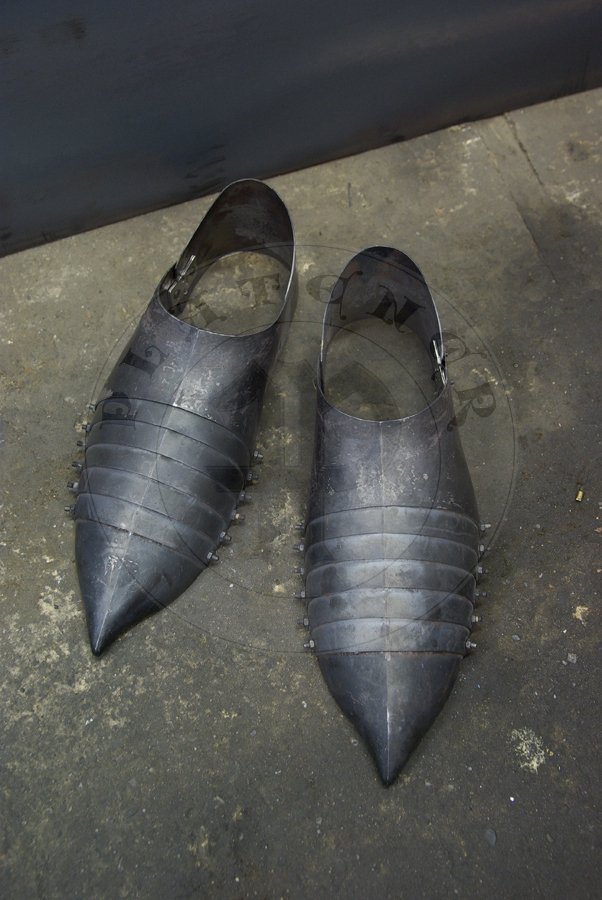 Pene bigwanty pytowe, pny XIV wiek - pocztek XV wieku. W caoci hartowanie i odpuszczane do 42 HRC./Complete leg harness, late XIV c. - begin of XV c. All heat hardened and tempered up to 42 HRC.