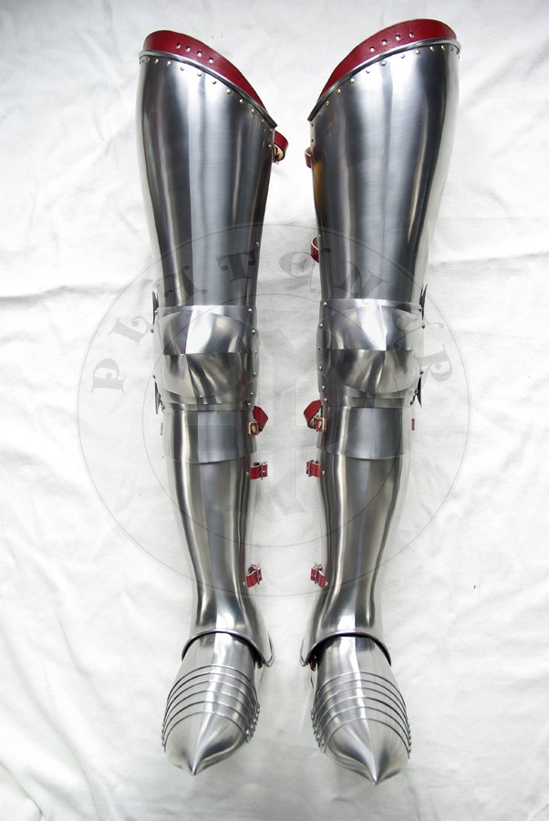 Pene bigwanty pytowe, pny XIV wiek - pocztek XV wieku. W caoci hartowanie i odpuszczane do 42 HRC./Complete leg harness, late XIV c. - begin of XV c. All heat hardened and tempered up to 42 HRC.