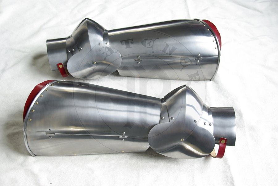 Pene bigwanty pytowe, pny XIV wiek - pocztek XV wieku. W caoci hartowanie i odpuszczane do 42 HRC./Complete leg harness, late XIV c. - begin of XV c. All heat hardened and tempered up to 42 HRC.