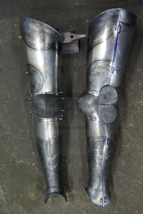 Pene bigwanty pytowe, pny XIV wiek - pocztek XV wieku. Nabiodrki hartowanie i odpuszczane do 42 HRC. Nakolanniki pokryte 24 karatowym zotem./Complete leg harness, late XIV c. - begin of XV c. Heat hardened and tempered cuisses up to 42 HRC. Poleyns covered in 24 karat gold.