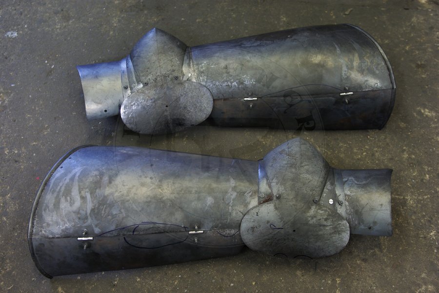 Pene bigwanty pytowe, pny XIV wiek - pocztek XV wieku. Nabiodrki hartowanie i odpuszczane do 42 HRC. Nakolanniki pokryte 24 karatowym zotem./Complete leg harness, late XIV c. - begin of XV c. Heat hardened and tempered cuisses up to 42 HRC. Poleyns covered in 24 karat gold.