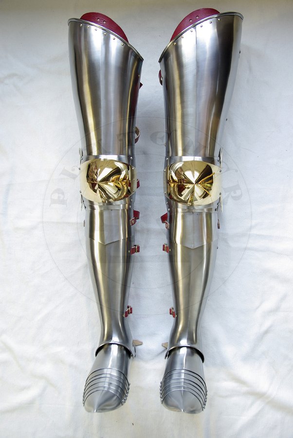 Pene bigwanty pytowe, pny XIV wiek - pocztek XV wieku. Nabiodrki hartowanie i odpuszczane do 42 HRC. Nakolanniki pokryte 24 karatowym zotem./Complete leg harness, late XIV c. - begin of XV c. Heat hardened and tempered cuisses up to 42 HRC. Poleyns covered in 24 karat gold.