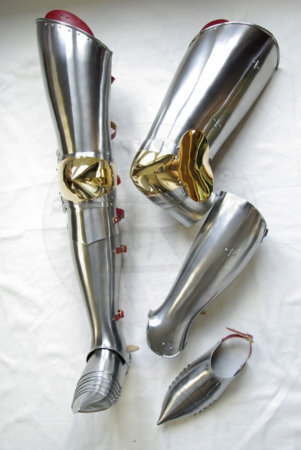 Pene bigwanty pytowe, pny XIV wiek - pocztek XV wieku. Nabiodrki hartowanie i odpuszczane do 42 HRC. Nakolanniki pokryte 24 karatowym zotem./Complete leg harness, late XIV c. - begin of XV c. Heat hardened and tempered cuisses up to 42 HRC. Poleyns covered in 24 karat gold.