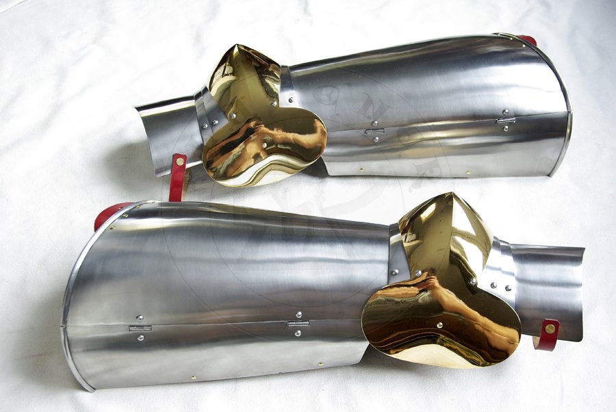 Pene bigwanty pytowe, pny XIV wiek - pocztek XV wieku. Nabiodrki hartowanie i odpuszczane do 42 HRC. Nakolanniki pokryte 24 karatowym zotem./Complete leg harness, late XIV c. - begin of XV c. Heat hardened and tempered cuisses up to 42 HRC. Poleyns covered in 24 karat gold.