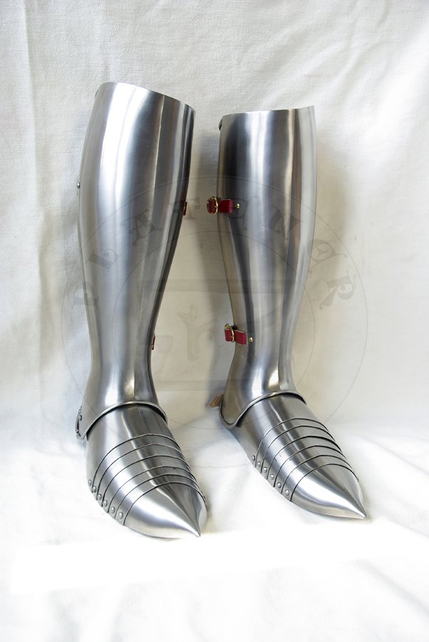 Pene bigwanty pytowe, pny XIV wiek - pocztek XV wieku. Nabiodrki hartowanie i odpuszczane do 42 HRC. Nakolanniki pokryte 24 karatowym zotem./Complete leg harness, late XIV c. - begin of XV c. Heat hardened and tempered cuisses up to 42 HRC. Poleyns covered in 24 karat gold.