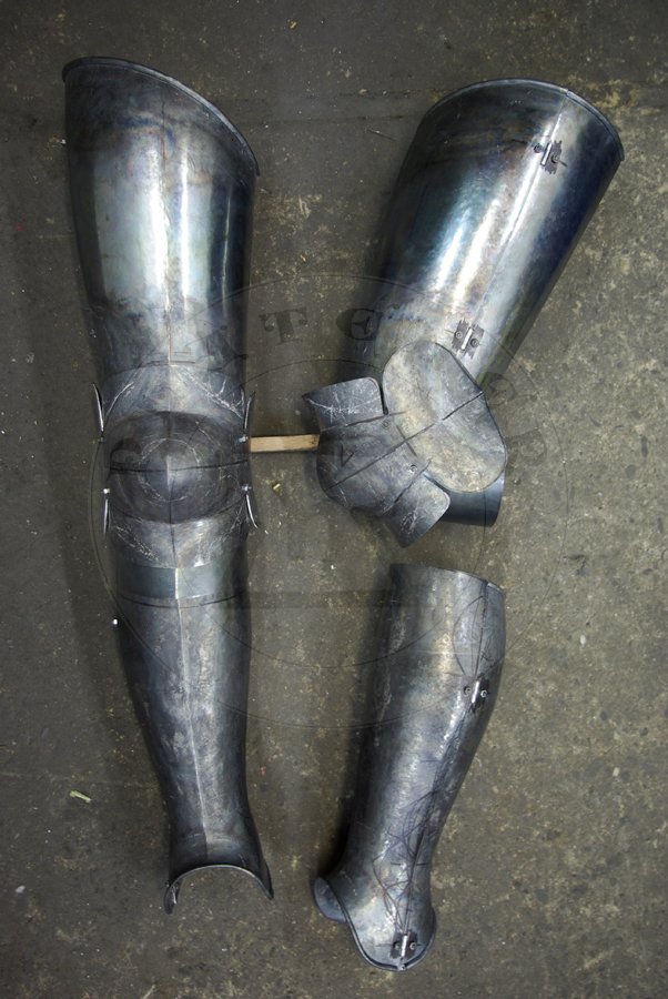 Osony ng wykonane ze stali redniowglowej bdce jedn z moliwych interpretacji uzbrojenia widocznego na przedstawieniach zbrojnych z srebrnego otarza w. Jakuba z katedry w Pistoi./Leg harness made from medium carbon steel which are one of possible version of harness depict by men-at-arms from silver altar of St. James in Pistoia Cathedral.