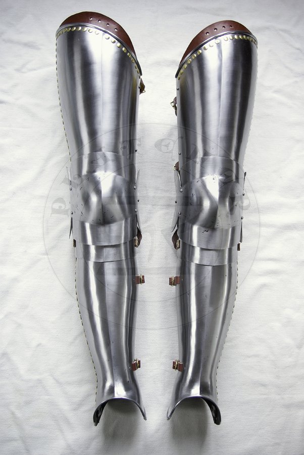 Osony ng wykonane ze stali redniowglowej bdce jedn z moliwych interpretacji uzbrojenia widocznego na przedstawieniach zbrojnych z srebrnego otarza w. Jakuba z katedry w Pistoi./Leg harness made from medium carbon steel which are one of possible version of harness depict by men-at-arms from silver altar of St. James in Pistoia Cathedral.
