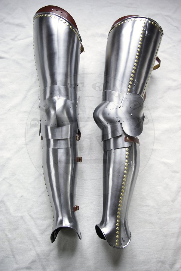 Osony ng wykonane ze stali redniowglowej bdce jedn z moliwych interpretacji uzbrojenia widocznego na przedstawieniach zbrojnych z srebrnego otarza w. Jakuba z katedry w Pistoi./Leg harness made from medium carbon steel which are one of possible version of harness depict by men-at-arms from silver altar of St. James in Pistoia Cathedral.