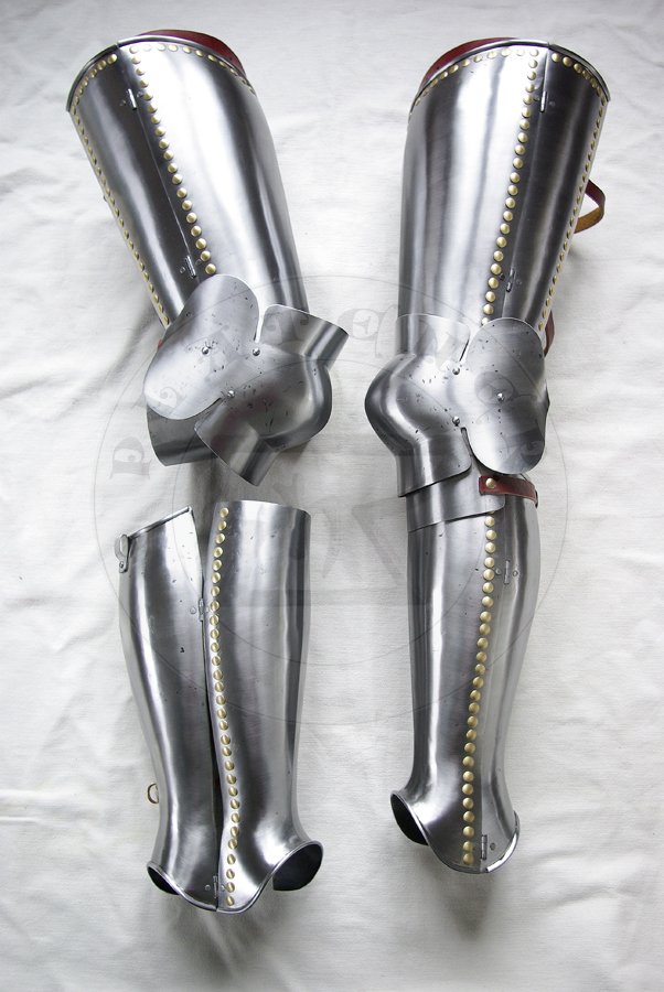 Osony ng wykonane ze stali redniowglowej bdce jedn z moliwych interpretacji uzbrojenia widocznego na przedstawieniach zbrojnych z srebrnego otarza w. Jakuba z katedry w Pistoi./Leg harness made from medium carbon steel which are one of possible version of harness depict by men-at-arms from silver altar of St. James in Pistoia Cathedral.