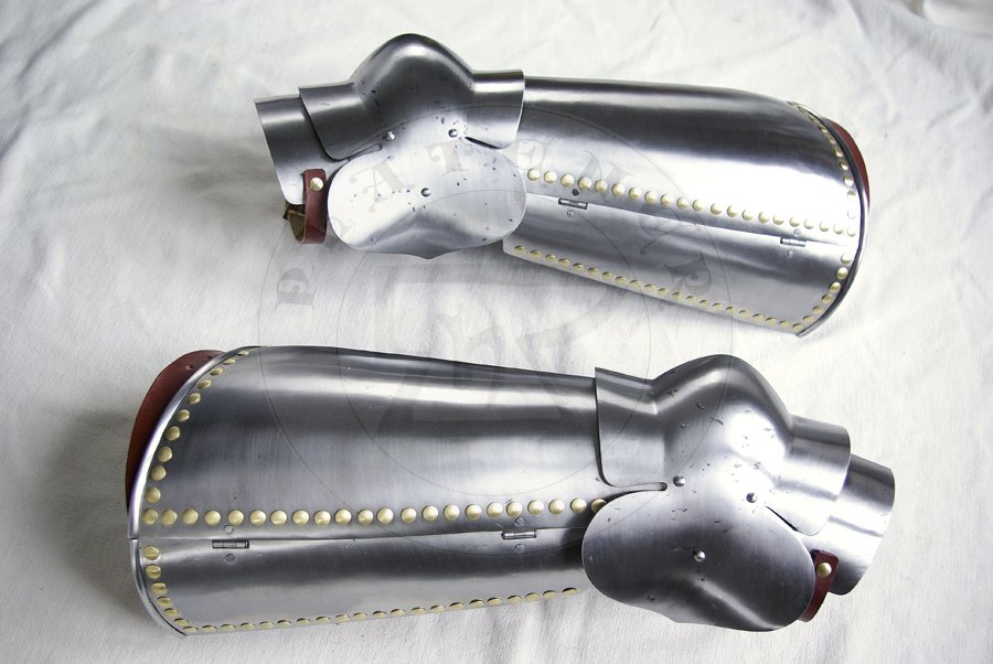 Osony ng wykonane ze stali redniowglowej bdce jedn z moliwych interpretacji uzbrojenia widocznego na przedstawieniach zbrojnych z srebrnego otarza w. Jakuba z katedry w Pistoi./Leg harness made from medium carbon steel which are one of possible version of harness depict by men-at-arms from silver altar of St. James in Pistoia Cathedral.
