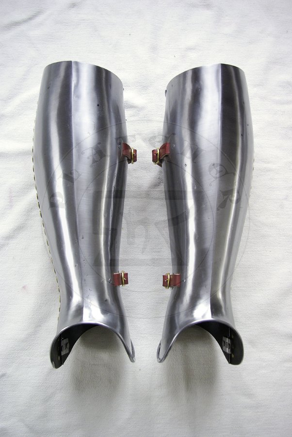 Osony ng wykonane ze stali redniowglowej bdce jedn z moliwych interpretacji uzbrojenia widocznego na przedstawieniach zbrojnych z srebrnego otarza w. Jakuba z katedry w Pistoi./Leg harness made from medium carbon steel which are one of possible version of harness depict by men-at-arms from silver altar of St. James in Pistoia Cathedral.