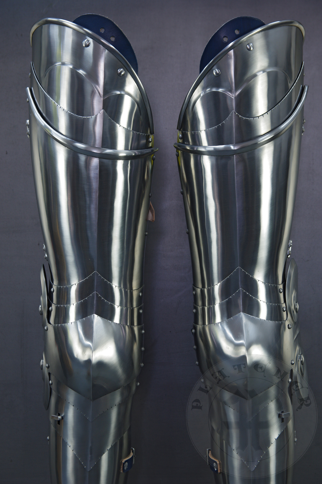 Leg harness in Kastenbrust style, circa 1470. Made of medium carbon steel and spring steel from 1,5; 1,2 mm and 1 mm thickness. Heat hardened and tempered up to 42 HRC. / Bigwanty pytowe w stylu Kastenbrust, datowanie okoo 1470 rok. Wykonane w caoci ze stali redniowglowej i sprynowej o grubociach 1,5 mm; 1,2 mm i 1 mm. Nakolanniki posiadaj charakterystyczny szpiczasty ksztat. Wszystkie elementy hartowane i odpuszczane do 42 HRC. 