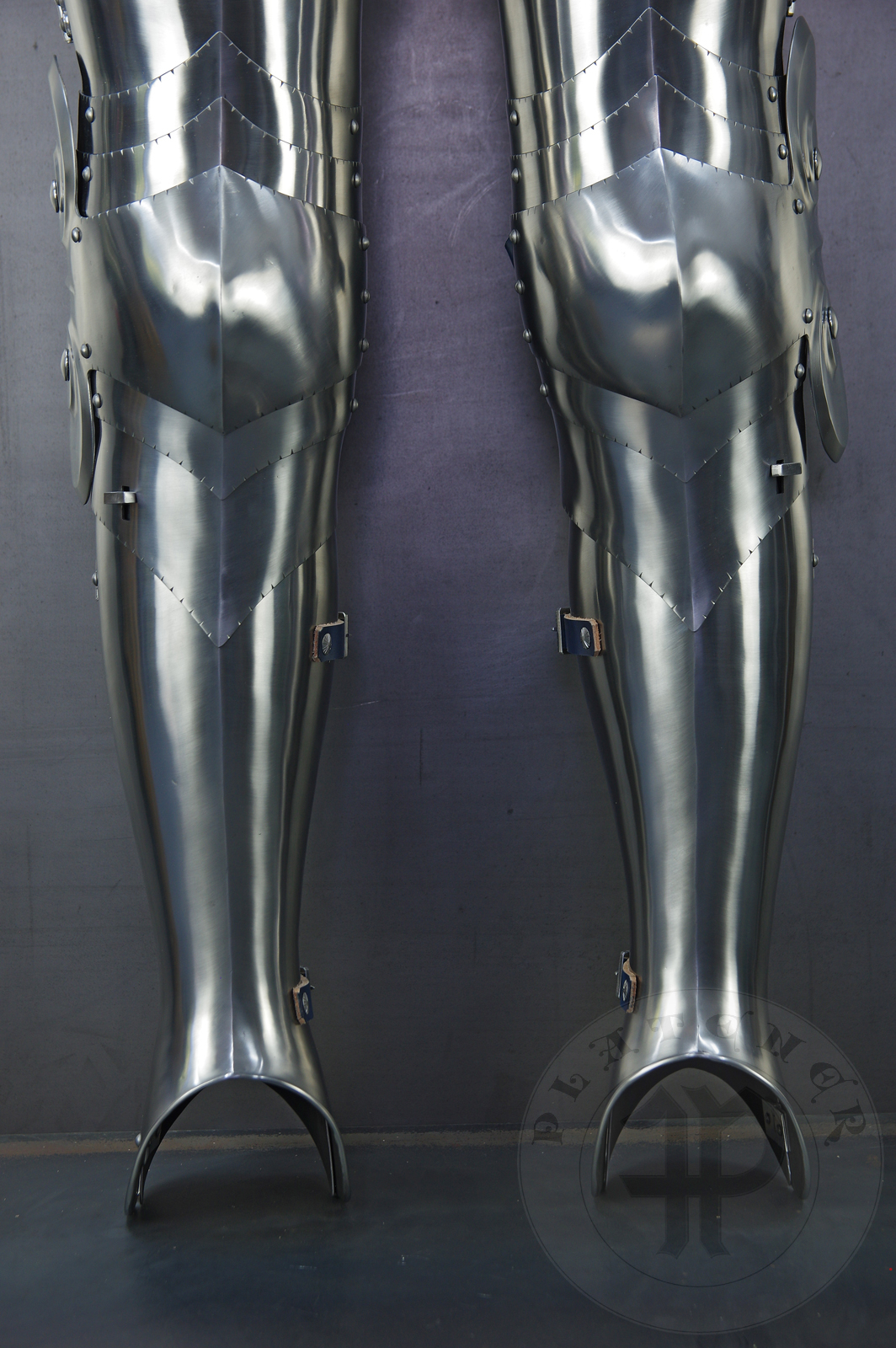 Leg harness in Kastenbrust style, circa 1470. Made of medium carbon steel and spring steel from 1,5; 1,2 mm and 1 mm thickness. Heat hardened and tempered up to 42 HRC. / Bigwanty pytowe w stylu Kastenbrust, datowanie okoo 1470 rok. Wykonane w caoci ze stali redniowglowej i sprynowej o grubociach 1,5 mm; 1,2 mm i 1 mm. Nakolanniki posiadaj charakterystyczny szpiczasty ksztat. Wszystkie elementy hartowane i odpuszczane do 42 HRC. 