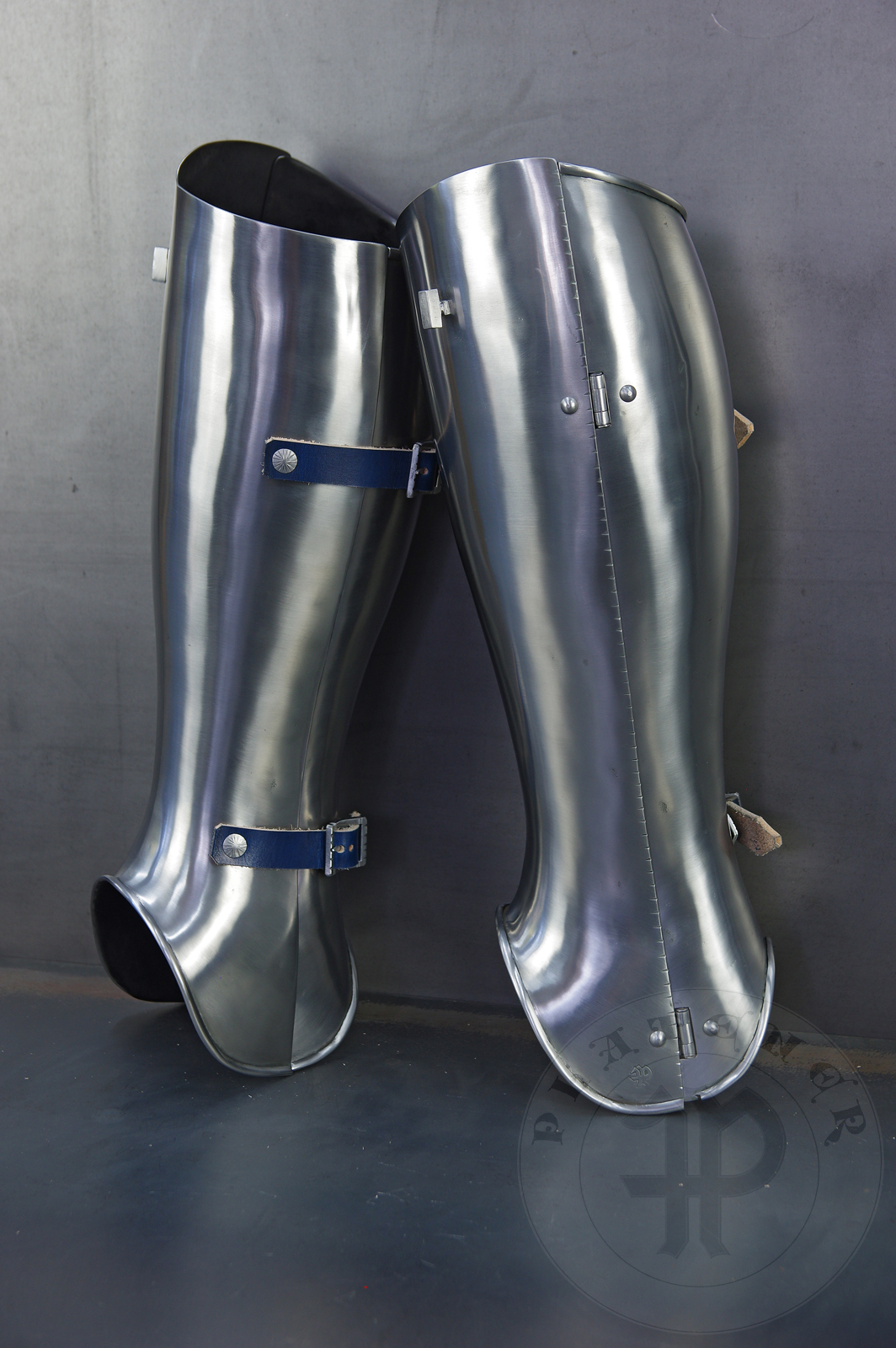 Leg harness in Kastenbrust style, circa 1470. Made of medium carbon steel and spring steel from 1,5; 1,2 mm and 1 mm thickness. Heat hardened and tempered up to 42 HRC. / Bigwanty pytowe w stylu Kastenbrust, datowanie okoo 1470 rok. Wykonane w caoci ze stali redniowglowej i sprynowej o grubociach 1,5 mm; 1,2 mm i 1 mm. Nakolanniki posiadaj charakterystyczny szpiczasty ksztat. Wszystkie elementy hartowane i odpuszczane do 42 HRC. 