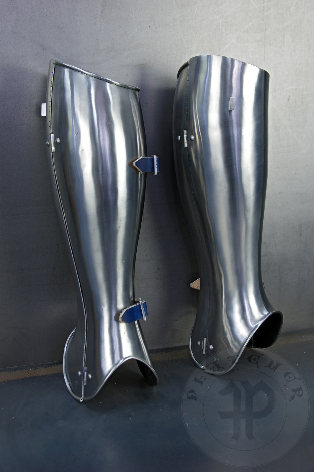 Leg harness in Kastenbrust style, circa 1470. Made of medium carbon steel and spring steel from 1,5; 1,2 mm and 1 mm thickness. Heat hardened and tempered up to 42 HRC. / Bigwanty pytowe w stylu Kastenbrust, datowanie okoo 1470 rok. Wykonane w caoci ze stali redniowglowej i sprynowej o grubociach 1,5 mm; 1,2 mm i 1 mm. Nakolanniki posiadaj charakterystyczny szpiczasty ksztat. Wszystkie elementy hartowane i odpuszczane do 42 HRC. 