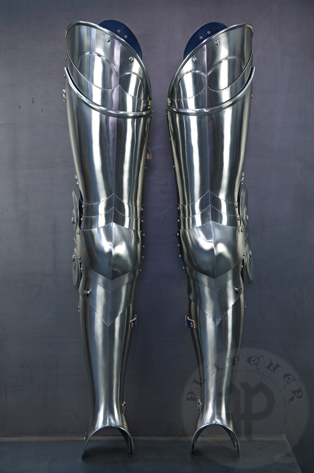 Leg harness in Kastenbrust style, circa 1470. Made of medium carbon steel and spring steel from 1,5; 1,2 mm and 1 mm thickness. Heat hardened and tempered up to 42 HRC. / Bigwanty pytowe w stylu Kastenbrust, datowanie okoo 1470 rok. Wykonane w caoci ze stali redniowglowej i sprynowej o grubociach 1,5 mm; 1,2 mm i 1 mm. Nakolanniki posiadaj charakterystyczny szpiczasty ksztat. Wszystkie elementy hartowane i odpuszczane do 42 HRC. 