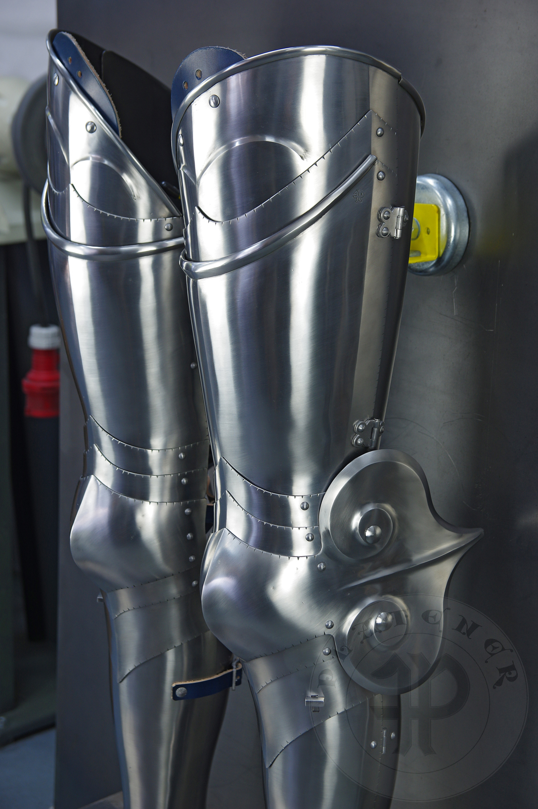 Leg harness in Kastenbrust style, circa 1470. Made of medium carbon steel and spring steel from 1,5; 1,2 mm and 1 mm thickness. Heat hardened and tempered up to 42 HRC. / Bigwanty pytowe w stylu Kastenbrust, datowanie okoo 1470 rok. Wykonane w caoci ze stali redniowglowej i sprynowej o grubociach 1,5 mm; 1,2 mm i 1 mm. Nakolanniki posiadaj charakterystyczny szpiczasty ksztat. Wszystkie elementy hartowane i odpuszczane do 42 HRC. 