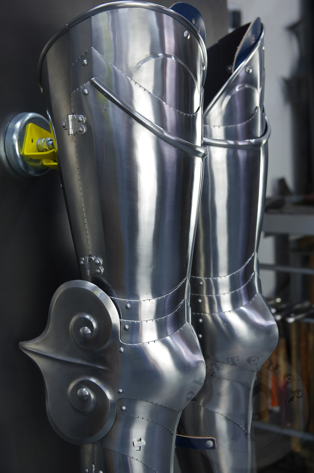 Leg harness in Kastenbrust style, circa 1470. Made of medium carbon steel and spring steel from 1,5; 1,2 mm and 1 mm thickness. Heat hardened and tempered up to 42 HRC. / Bigwanty pytowe w stylu Kastenbrust, datowanie okoo 1470 rok. Wykonane w caoci ze stali redniowglowej i sprynowej o grubociach 1,5 mm; 1,2 mm i 1 mm. Nakolanniki posiadaj charakterystyczny szpiczasty ksztat. Wszystkie elementy hartowane i odpuszczane do 42 HRC. 