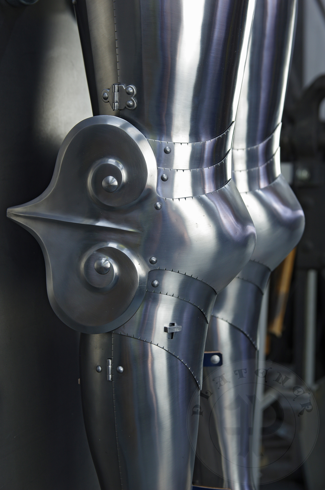 Leg harness in Kastenbrust style, circa 1470. Made of medium carbon steel and spring steel from 1,5; 1,2 mm and 1 mm thickness. Heat hardened and tempered up to 42 HRC. / Bigwanty pytowe w stylu Kastenbrust, datowanie okoo 1470 rok. Wykonane w caoci ze stali redniowglowej i sprynowej o grubociach 1,5 mm; 1,2 mm i 1 mm. Nakolanniki posiadaj charakterystyczny szpiczasty ksztat. Wszystkie elementy hartowane i odpuszczane do 42 HRC. 