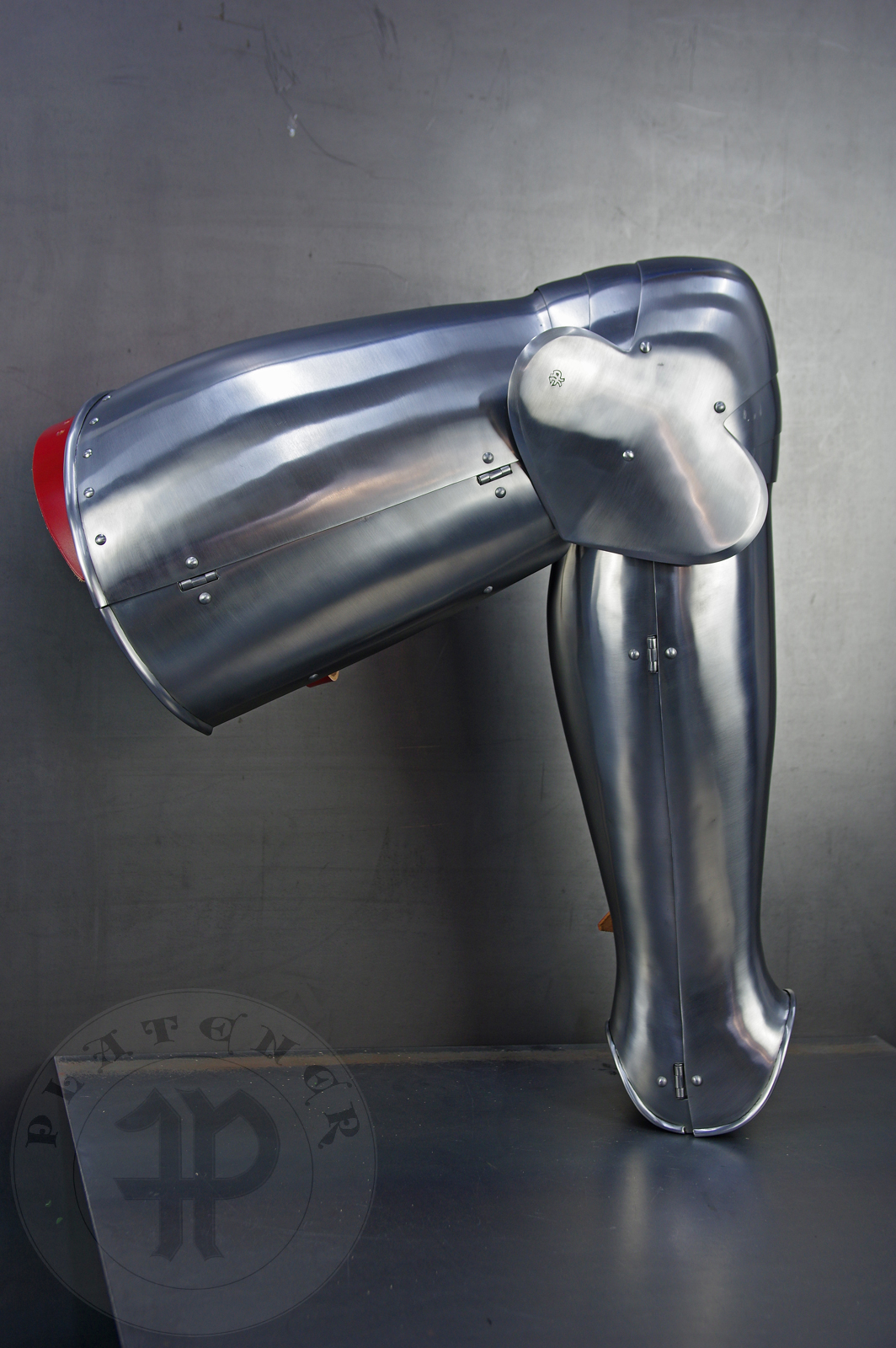 Leg harness for late 14th/early 15th c. in simple and clean form. What's unusual this time is its lack of demi-greaves and due to that bottom lame is riveted (through sliding rivets) to the extended top part of the front greave.