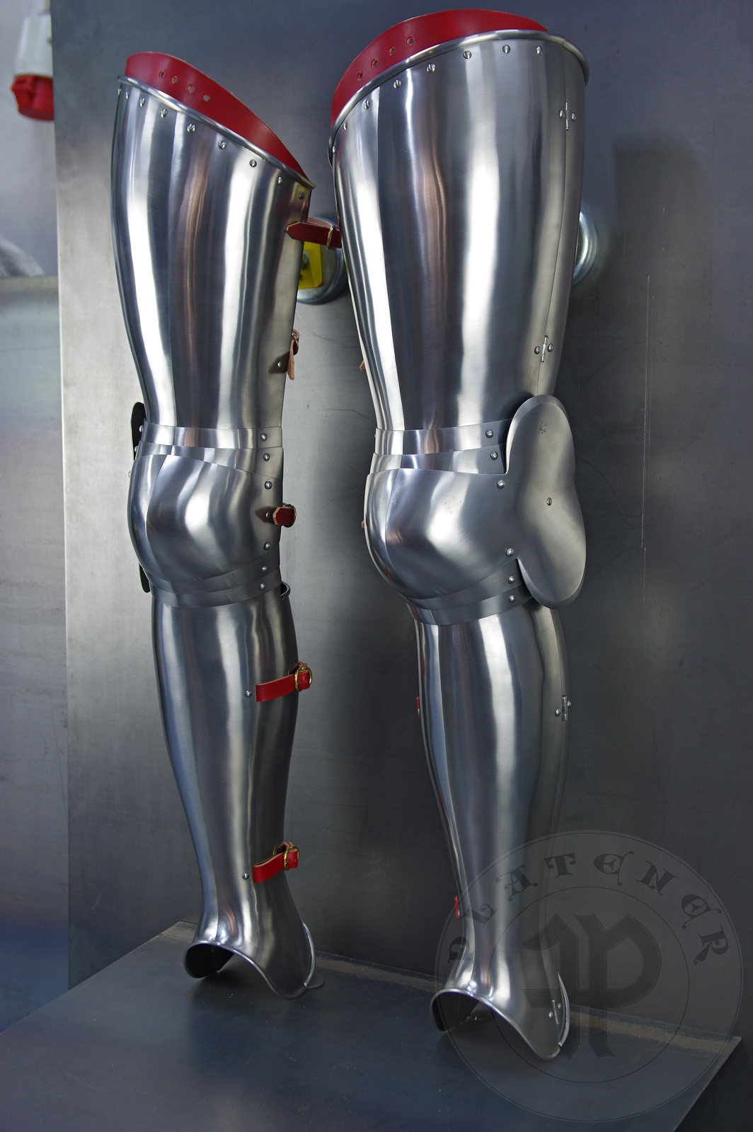 Leg harness for late 14th/early 15th c. in simple and clean form. What's unusual this time is its lack of demi-greaves and due to that bottom lame is riveted (through sliding rivets) to the extended top part of the front greave.