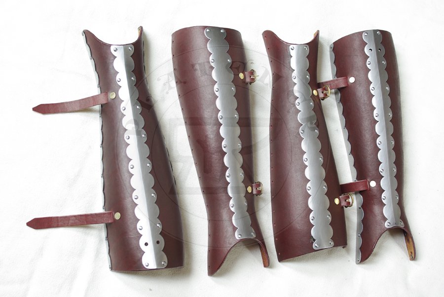 Osony ng wykonane ze stali redniowglowej oraz utwardzanej woskiem skry, poowa XIV wieku. Elementy stalowe hartowane i odpuszczane do twardoci 38-42 HRC./Leg harness made from medium carbon steel and wax boiled leather, half of XIV c. Steel elements Heat hardened and tempered up to 38-42 HRC.