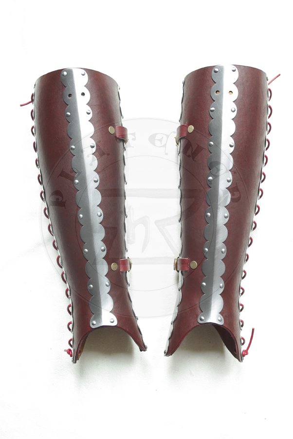Osony ng wykonane ze stali redniowglowej oraz utwardzanej woskiem skry, poowa XIV wieku. Elementy stalowe hartowane i odpuszczane do twardoci 38-42 HRC./Leg harness made from medium carbon steel and wax boiled leather, half of XIV c. Steel elements Heat hardened and tempered up to 38-42 HRC.
