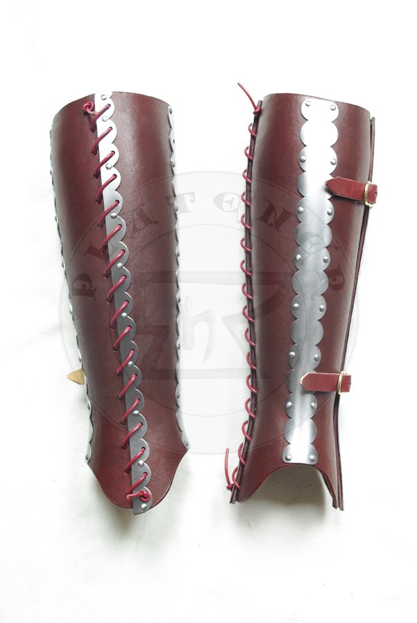 Osony ng wykonane ze stali redniowglowej oraz utwardzanej woskiem skry, poowa XIV wieku. Elementy stalowe hartowane i odpuszczane do twardoci 38-42 HRC./Leg harness made from medium carbon steel and wax boiled leather, half of XIV c. Steel elements Heat hardened and tempered up to 38-42 HRC.