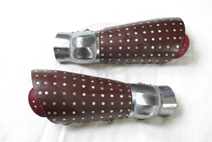 Osony ng wykonane ze stali redniowglowej oraz utwardzanej woskiem skry, poowa XIV wieku. Elementy stalowe hartowane i odpuszczane do twardoci 38-42 HRC./Leg harness made from medium carbon steel and wax boiled leather, half of XIV c. Steel elements Heat hardened and tempered up to 38-42 HRC.