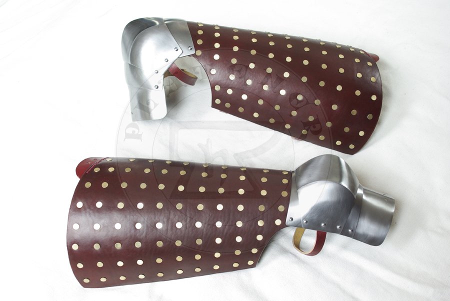 Osony ng wykonane ze stali redniowglowej oraz utwardzanej woskiem skry, poowa XIV wieku. Elementy stalowe hartowane i odpuszczane do twardoci 38-42 HRC./Leg harness made from medium carbon steel and wax boiled leather, half of XIV c. Steel elements Heat hardened and tempered up to 38-42 HRC.