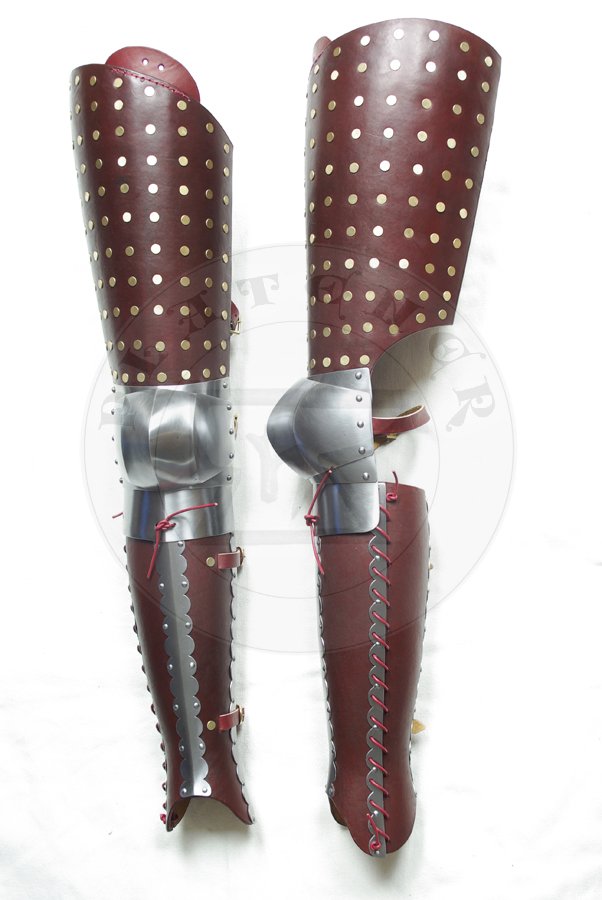 Osony ng wykonane ze stali redniowglowej oraz utwardzanej woskiem skry, poowa XIV wieku. Elementy stalowe hartowane i odpuszczane do twardoci 38-42 HRC./Leg harness made from medium carbon steel and wax boiled leather, half of XIV c. Steel elements Heat hardened and tempered up to 38-42 HRC.