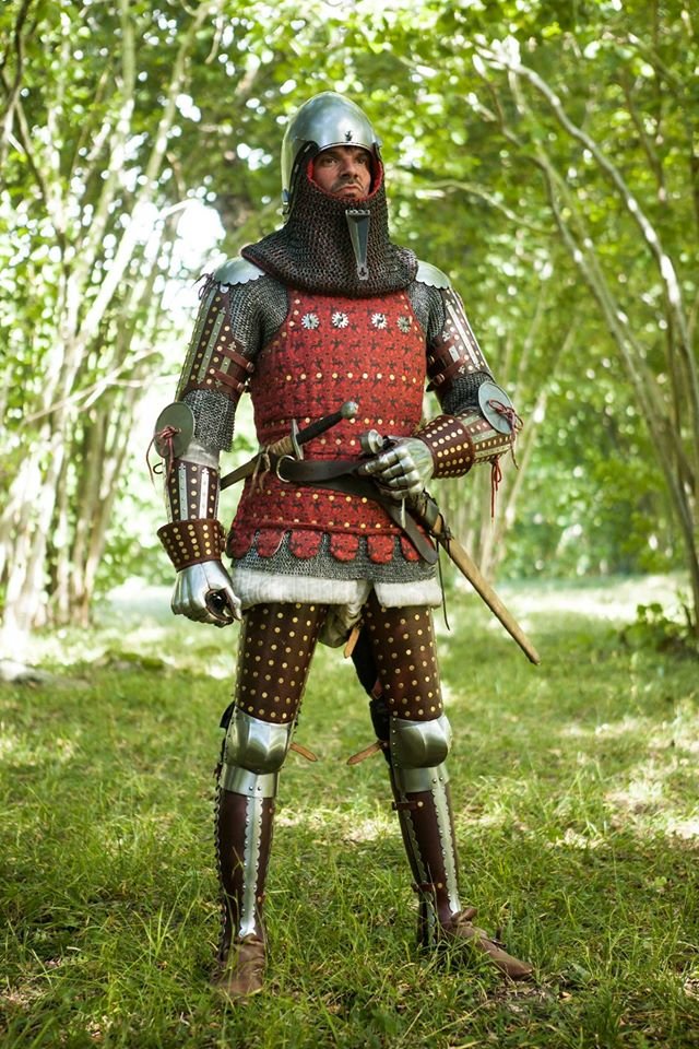 Zbroja na po. XIV wieku w komplecie (bez hemu wielkiego). Zdjcie autorstwa https://www.facebook.com/verabosfotografie/ /Armour set for middle of XIV c. (without the great helm). Photo made by https://www.facebook.com/verabosfotografie/