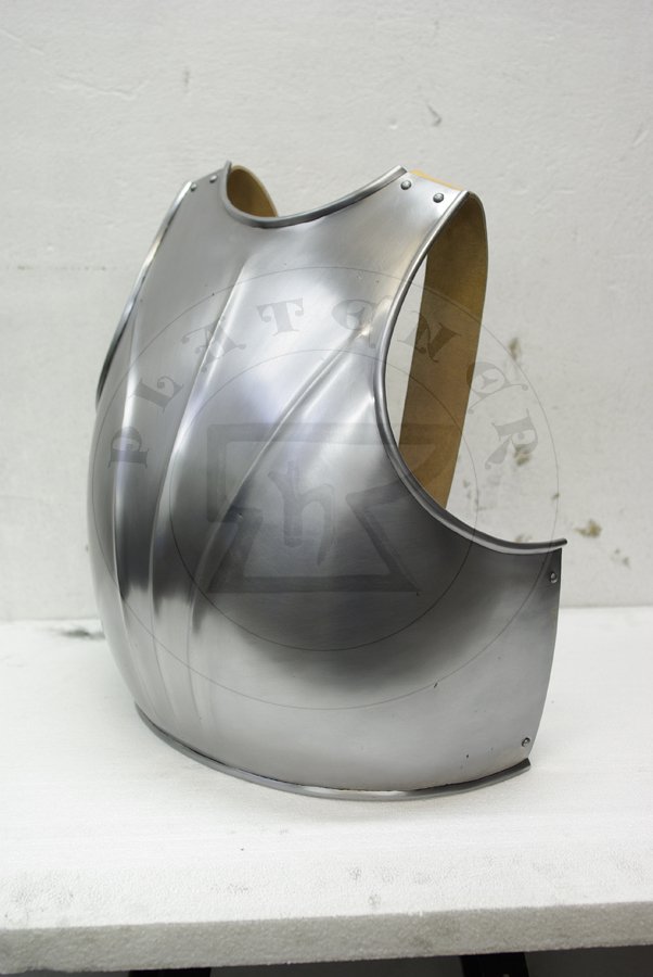 Napiernik kanelowany, pocztek XV wieku/ Fluted breastplate, begin of XV c.