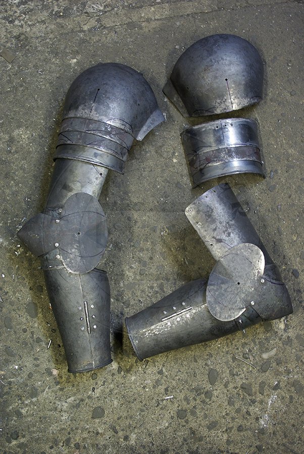 Pytowe osony rk wykonane w caoci ze stali redniowglowej, druga poowa XIV wieku. Hartowane i odpuszczane do twardoci 38-42 HRC./Plate arm harness made from medium carbon steel, second half of XIV c. Heat hardened and tempered up to 38-42 HRC.