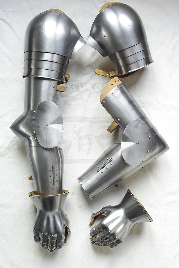 Pytowe osony rk wykonane w caoci ze stali redniowglowej, druga poowa XIV wieku. Hartowane i odpuszczane do twardoci 38-42 HRC./Plate arm harness made from medium carbon steel, second half of XIV c. Heat hardened and tempered up to 38-42 HRC.