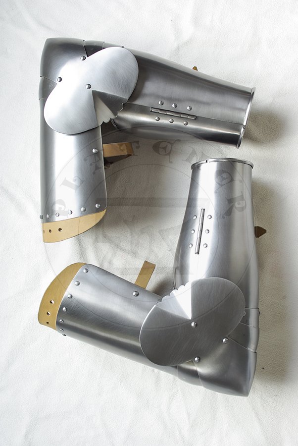 Pytowe osony rk wykonane w caoci ze stali redniowglowej, druga poowa XIV wieku. Hartowane i odpuszczane do twardoci 38-42 HRC./Plate arm harness made from medium carbon steel, second half of XIV c. Heat hardened and tempered up to 38-42 HRC.