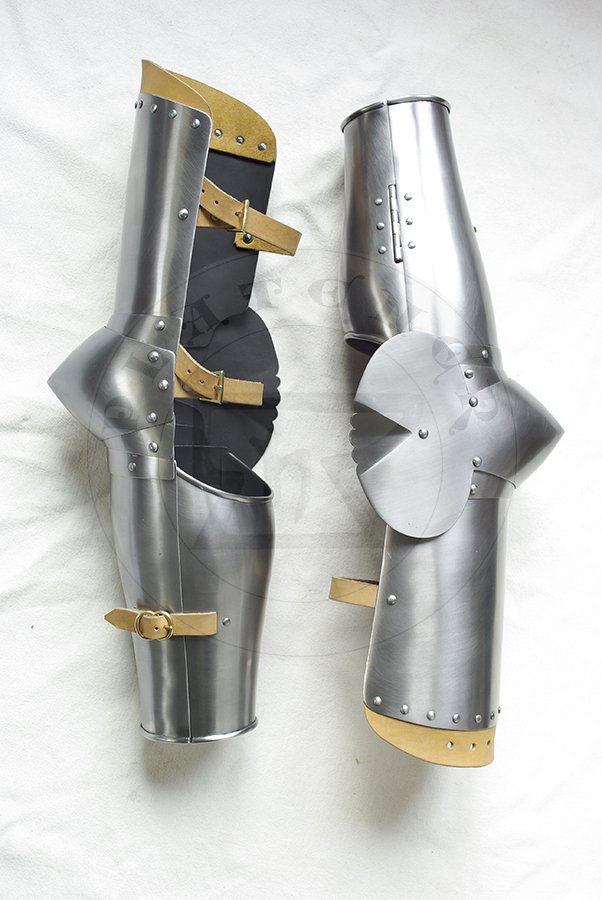 Pytowe osony rk wykonane w caoci ze stali redniowglowej, druga poowa XIV wieku. Hartowane i odpuszczane do twardoci 38-42 HRC./Plate arm harness made from medium carbon steel, second half of XIV c. Heat hardened and tempered up to 38-42 HRC.