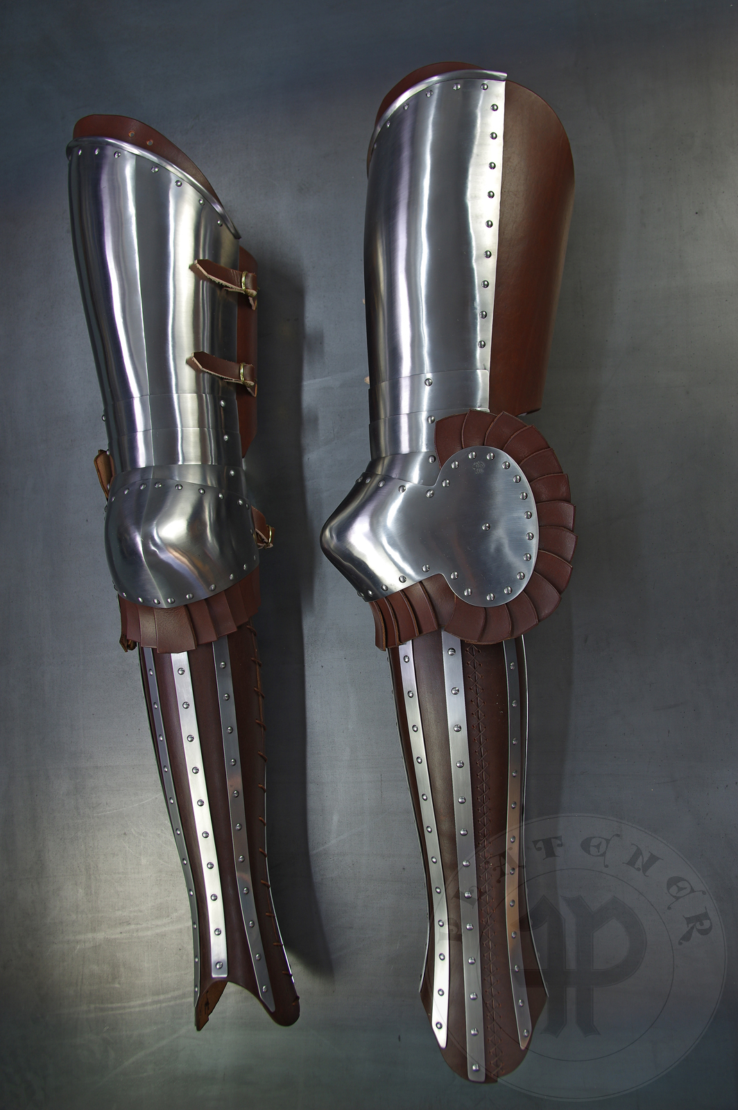 Transitional leg harness based on Guiron le Courtois Manuscript, 1370-1380. Made from medium carbon steel and spring steel 1,2 - 1,5 mm thick; leather 3 mm thick. Heat hardened and tempered up to 42 HRC. / Przejciowe osony ng wzorowane na manuskrypcie Guiron le Courtois, 1370-1380. Wykonane ze stali redniowglowej i sprynowej 1,2 mm - 1,5 mm; skra o gruboci 3 mm. Hartowane i odpuszczane do 42 HRC.  